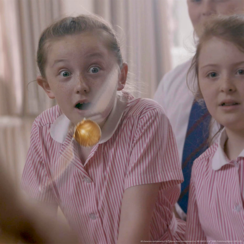 WOW! STUFF Misteriosa snitch dorada voladora | Parece levitar mágicamente | Regalos, coleccionables y juguetes oficiales de Harry Potter de Wizarding World, oro