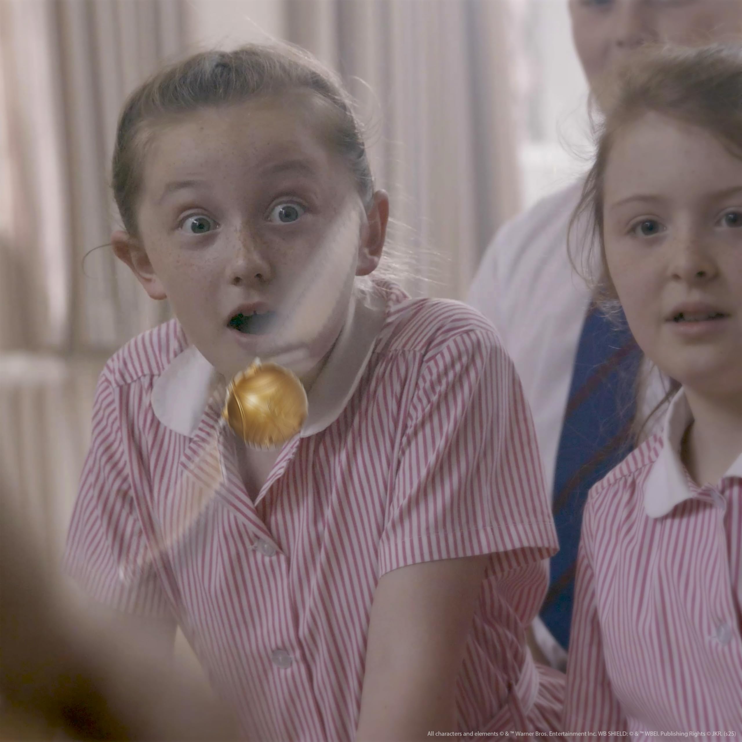 WOW! STUFF Misteriosa snitch dorada voladora | Parece levitar mágicamente | Regalos, coleccionables y juguetes oficiales de Harry Potter de Wizarding World, oro